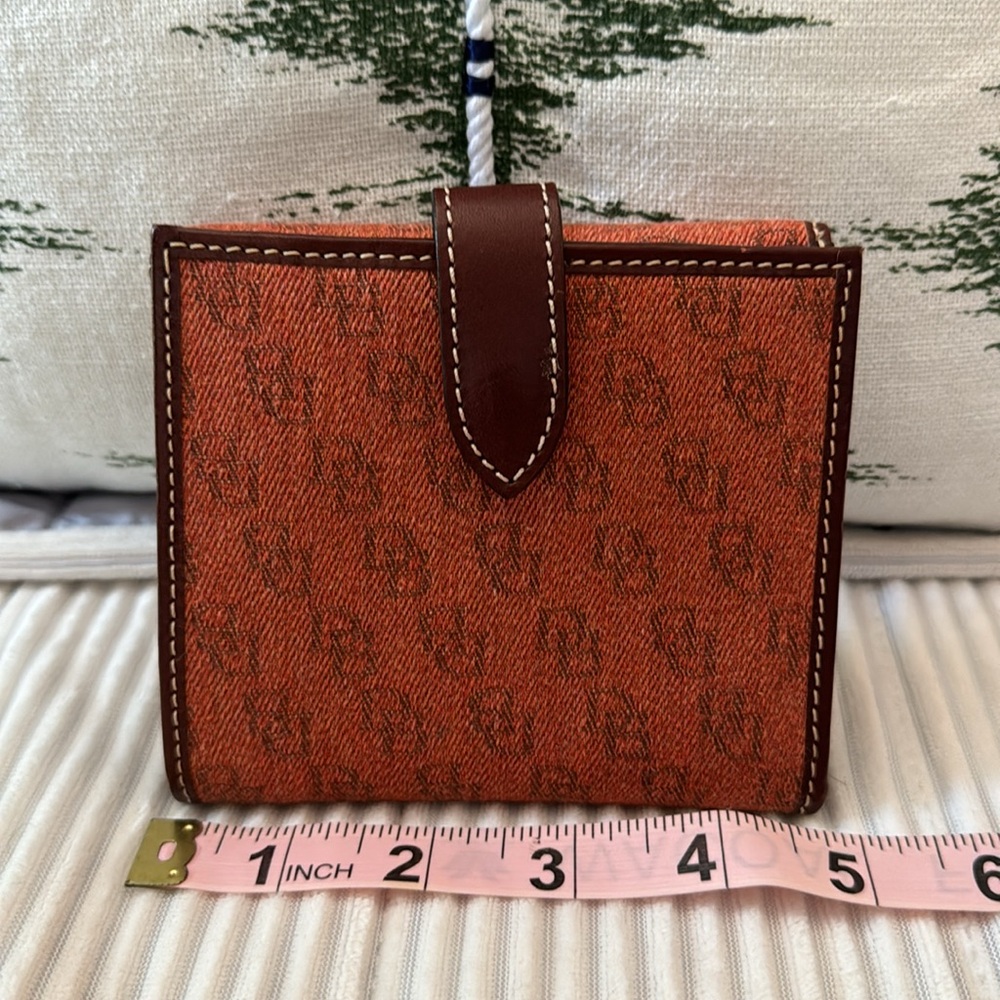 CLASSIC DOONEY & BOURKE Monogram Wallet ✨Excellent Like New Condition✨ - Picture 5 of 7